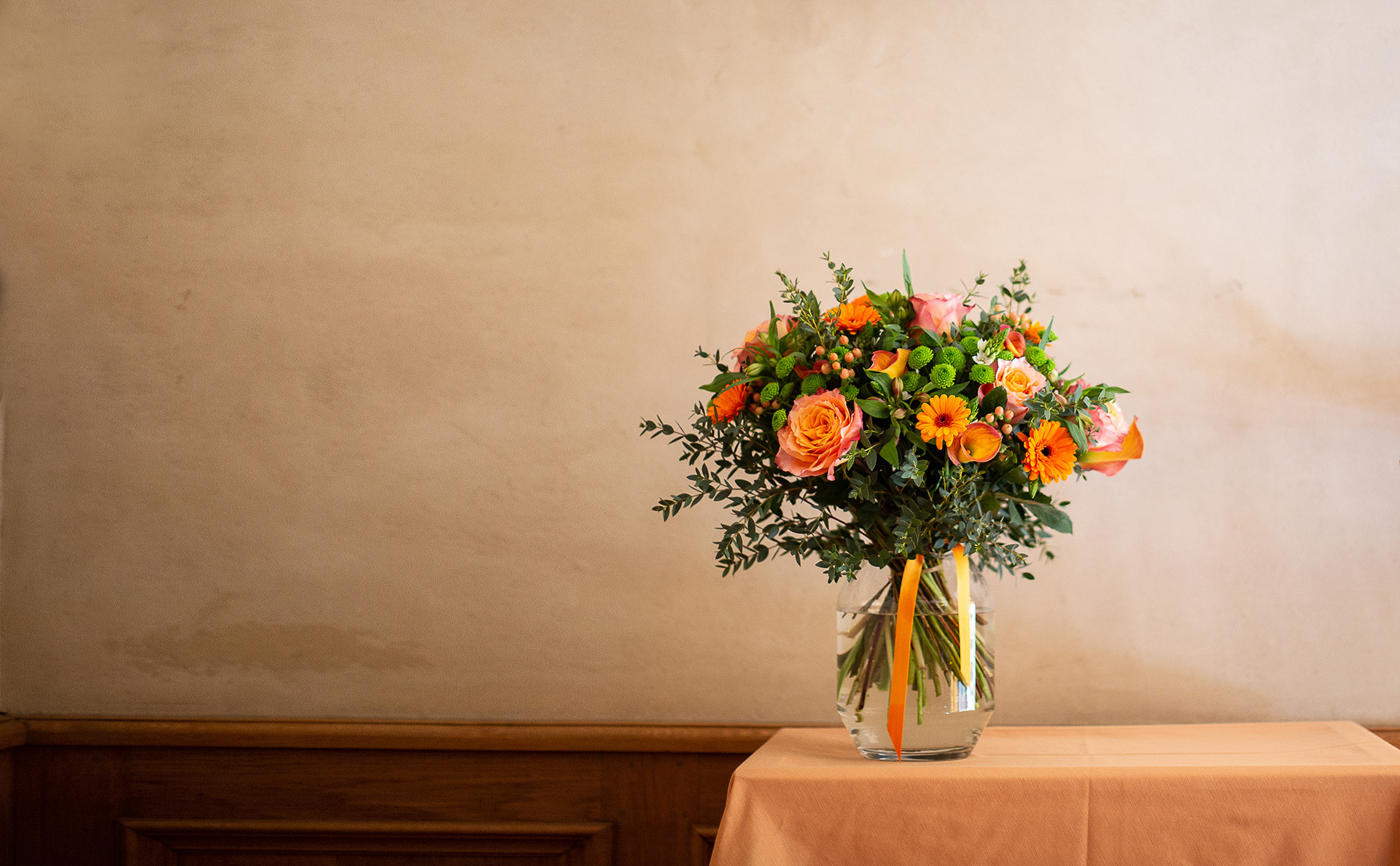 Mise en situation de la composition florale 'Le fougueux' proposé par le service de planification de bouquets de l'homme parfait