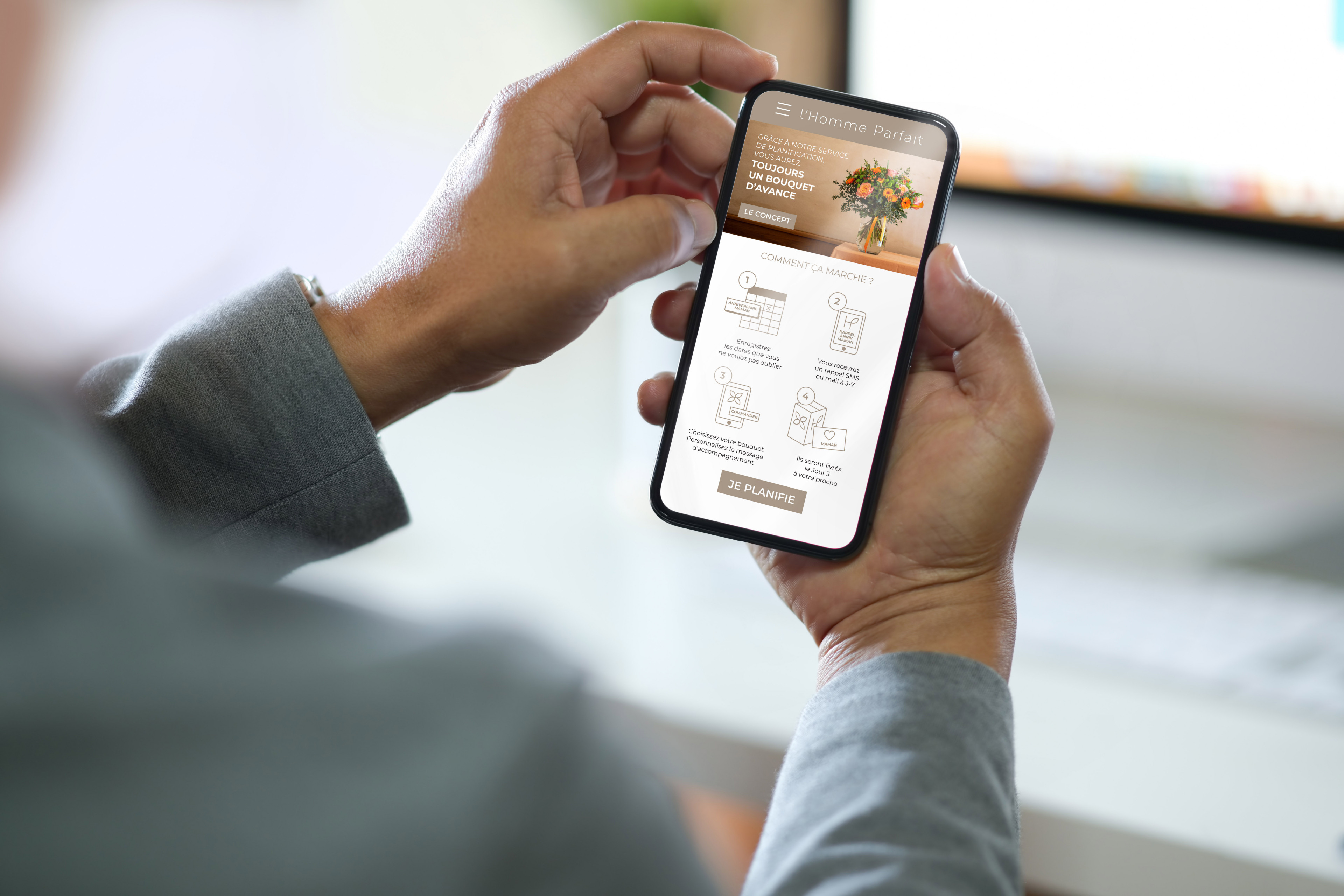 Illustration de la page concept du site l'Homme Parfait, service en ligne de planification de bouquets. Mise en situation du site internet sur un smartphone entre les mains d'un utilisateur